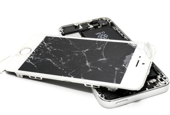 smashed phones. Photo - ClickerHappy on Pexels.