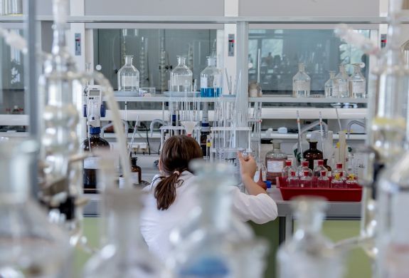 science expermeint. Photo - Michel Jarmoluk on Pixabay.